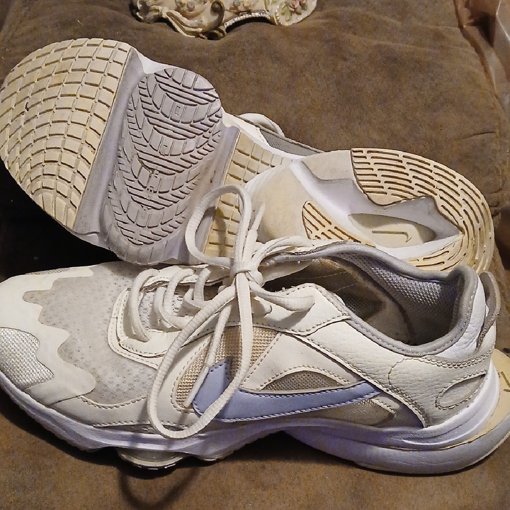 Nike Women's White and Cream Athletic Shoes